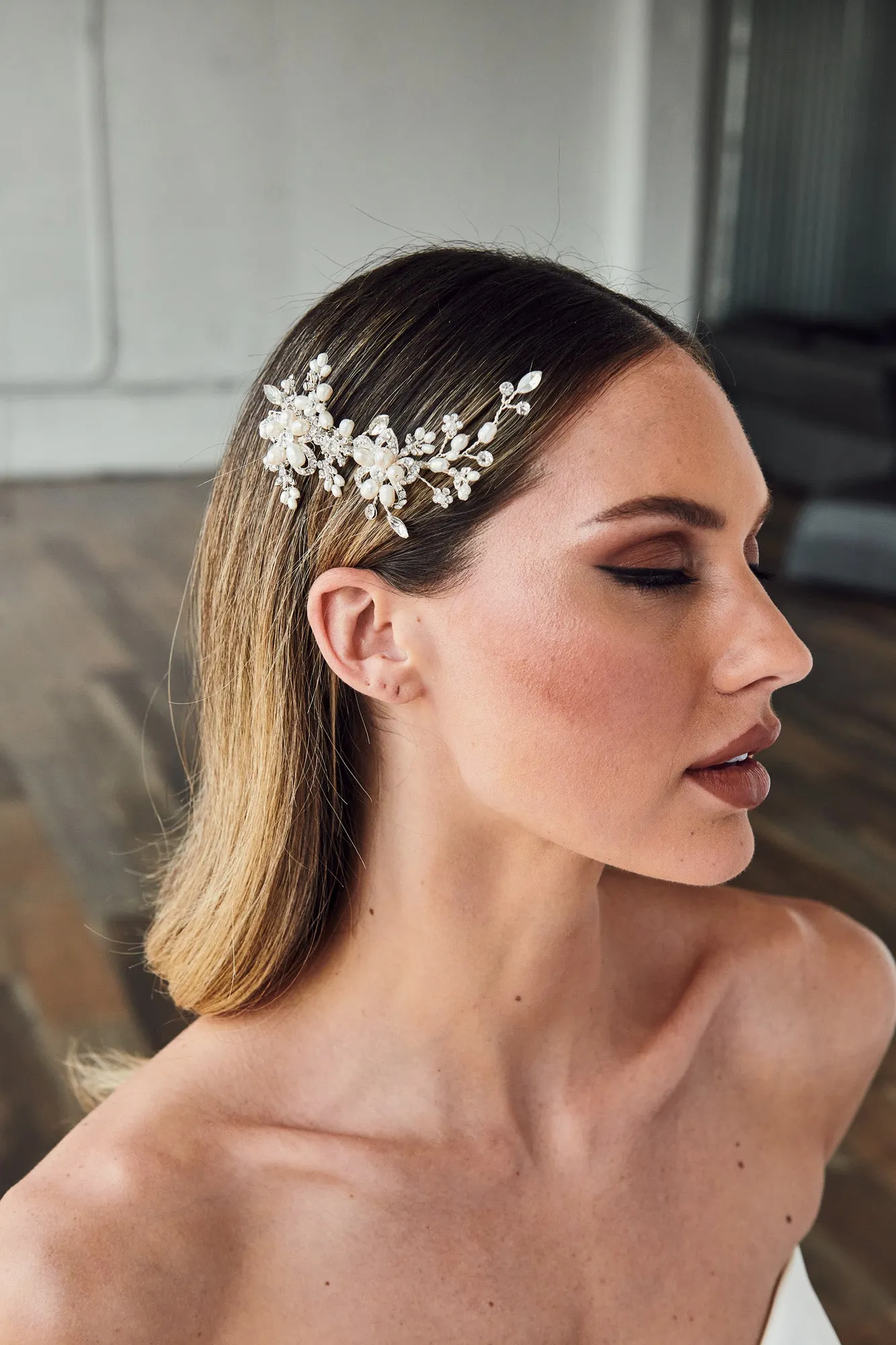 Bridal Hair Comb with Pearl Rhinestone Flowers