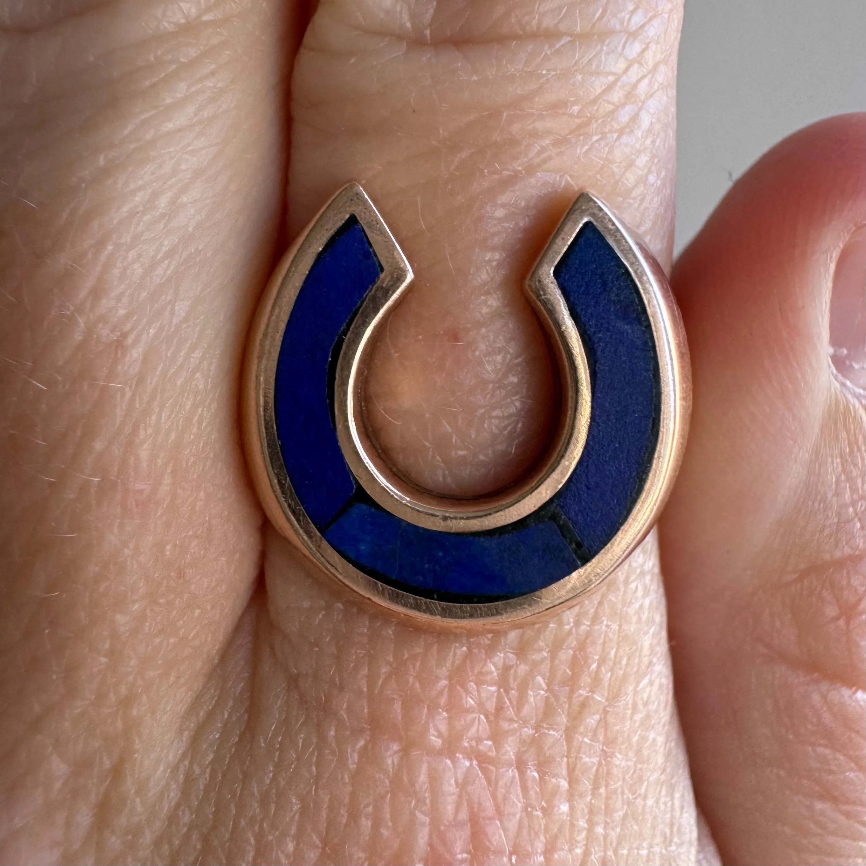 V I N T A G E // significant symbol / 14k rosy yellow gold horseshoe ring with lapis inlay / size 8.25